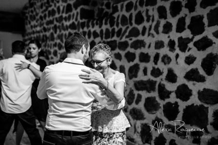 Couple tout sourire sur une musique de tango argentin.